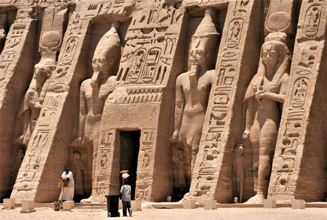 Abou Simbel — hub principal ville