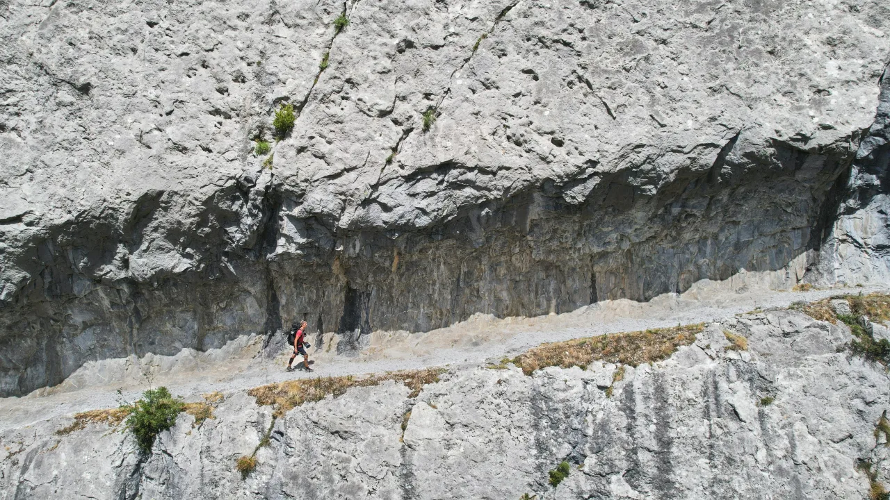 Randonneur sur sentier rocailleux dans les falaises calcaires de Croatie