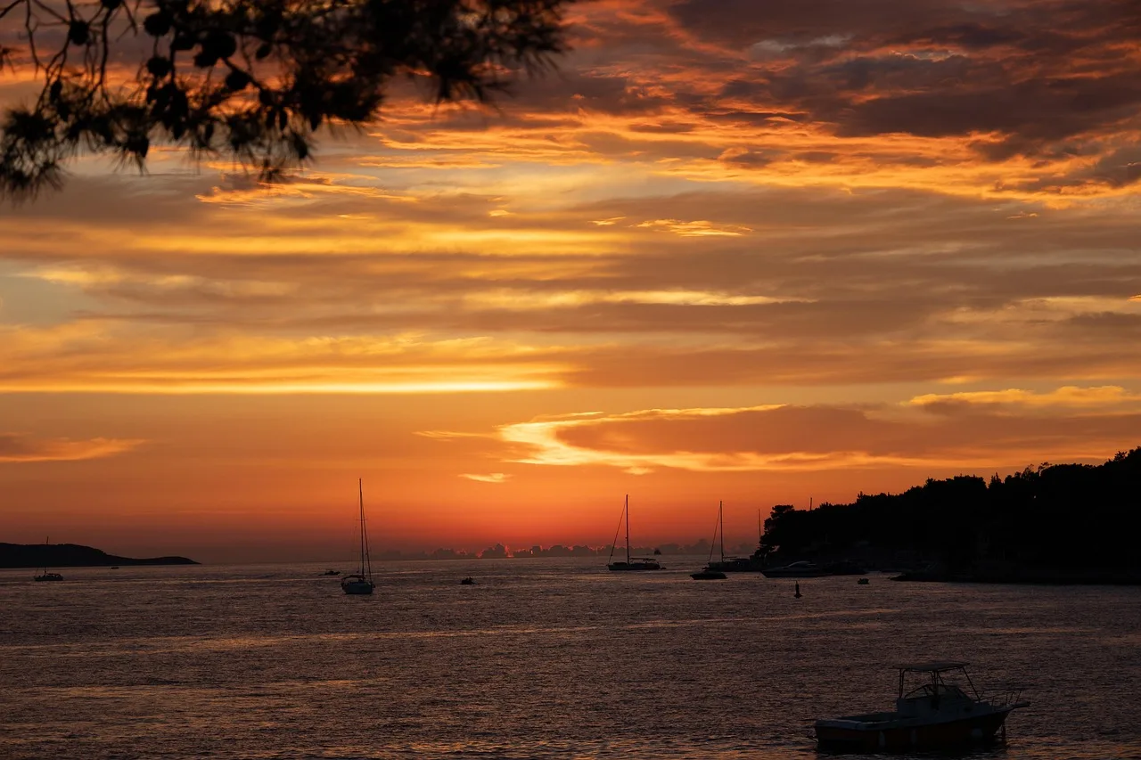Hvar — hub principal ile