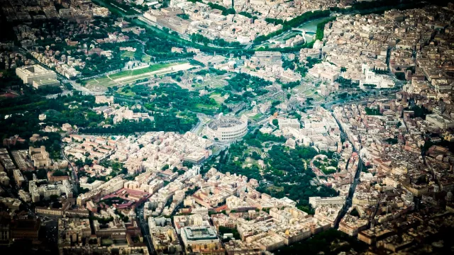Vue aérienne du Colosseum et des ruines romaines entourées de bâtiments historiques à Rome