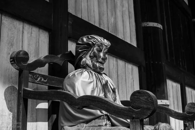 Sculpture en bois d'un homme barbu portant des vêtements traditionnels dans un temple japonais