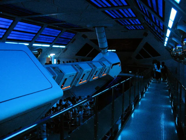 Intérieur futuriste d'une station de train avec éclairage bleu et architecture moderne