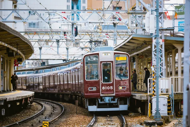 Train de la ligne Hanshin 8105 à quai en gare au Japon avec passagers