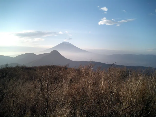 Vue du Mont Fuji depuis un plateau herbeux en automne, Japon