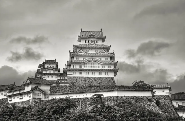 Château japonais historique avec tours superposées et murs de pierre, site du patrimoine UNESCO