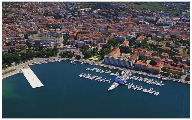 Pula — hub principal ville