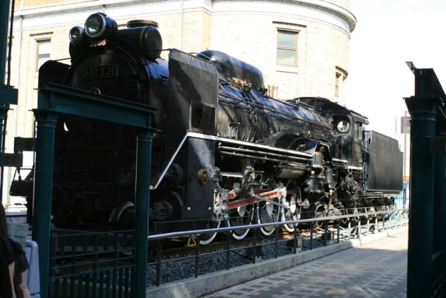 Locomotive à vapeur noire restaurée exposée dans un musée en plein air