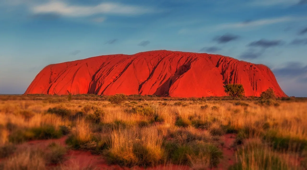 Uluru — hub principal ville
