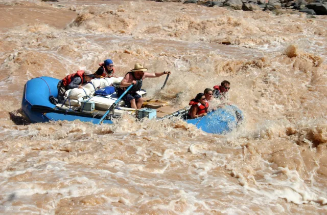 kayaking river canyon adventure Circuit canoë kayak