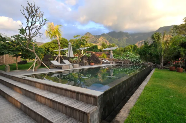 luxury travel resort infinity pool landscape Voyage d'exception