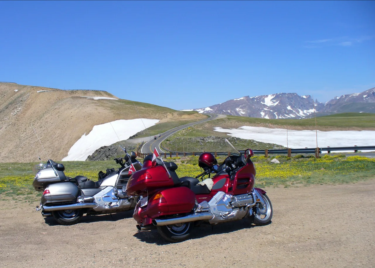motorcycle adventure road trip mountain pass Voyage à moto