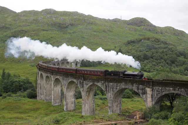 scenic train railway mountain landscape Voyage en train