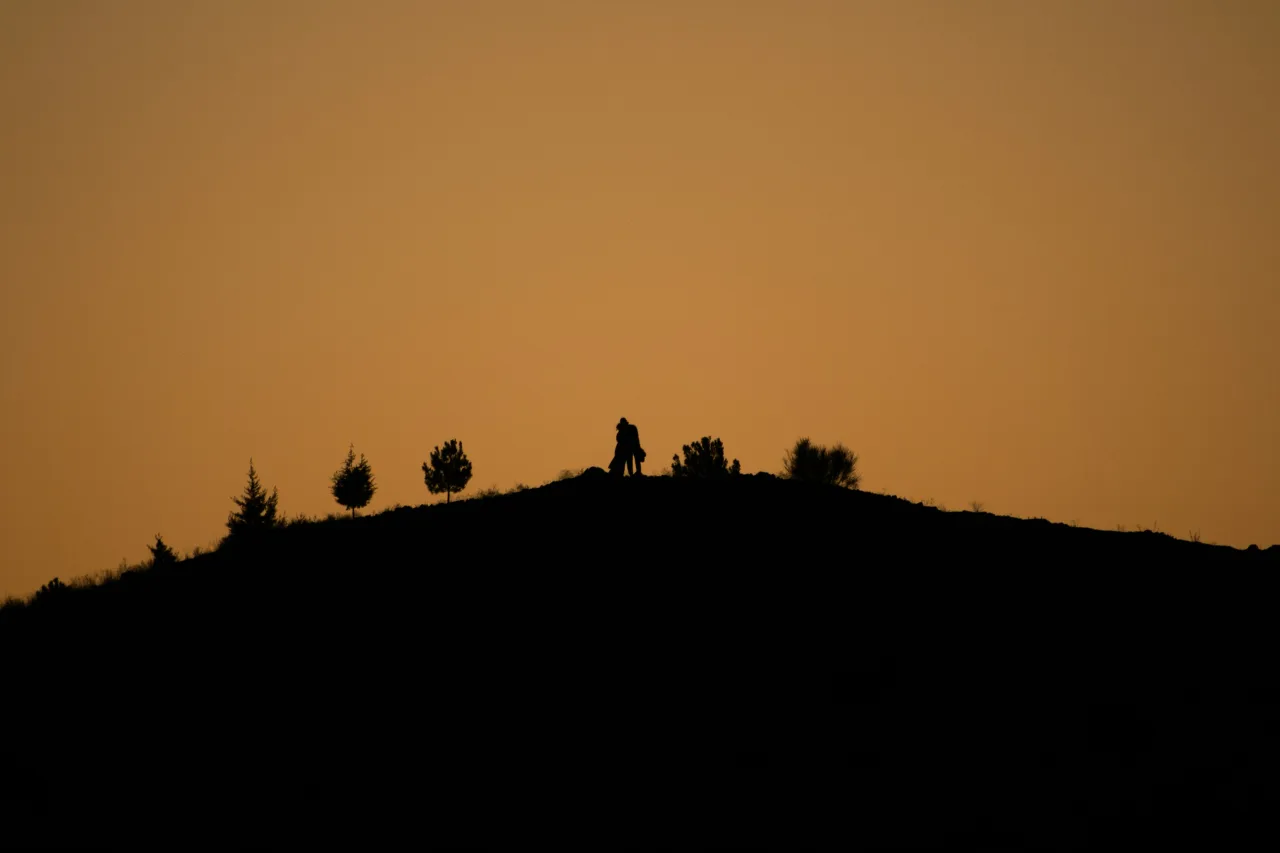 mountain sunset golden hour warm light hikers silhouette Trek / rando