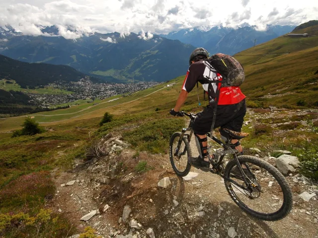 cycling bicycle mountain road adventure Circuit vélo